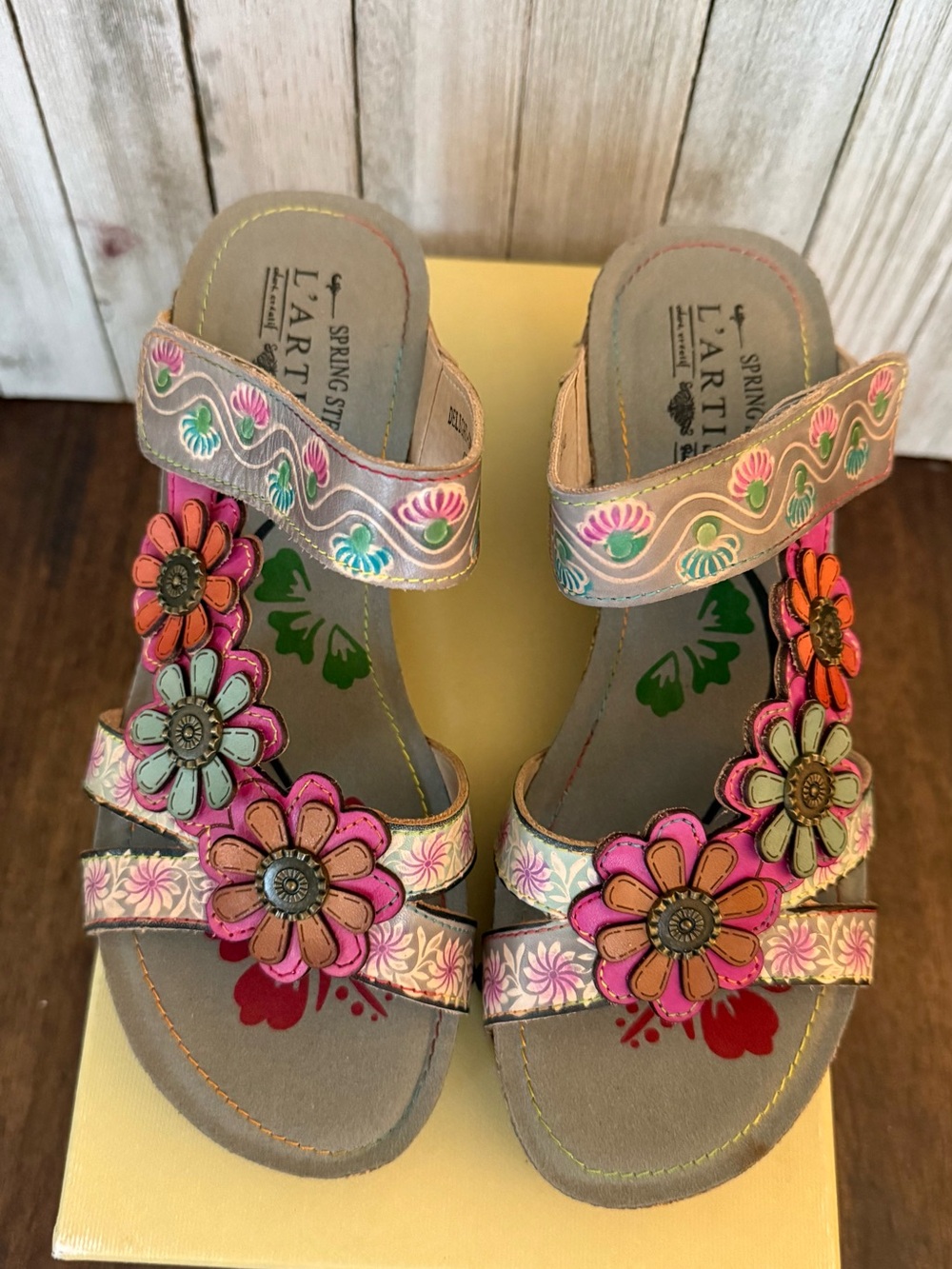 L'ATISTE Pink Multi-Color Floral Leather Sandals. New in Box
